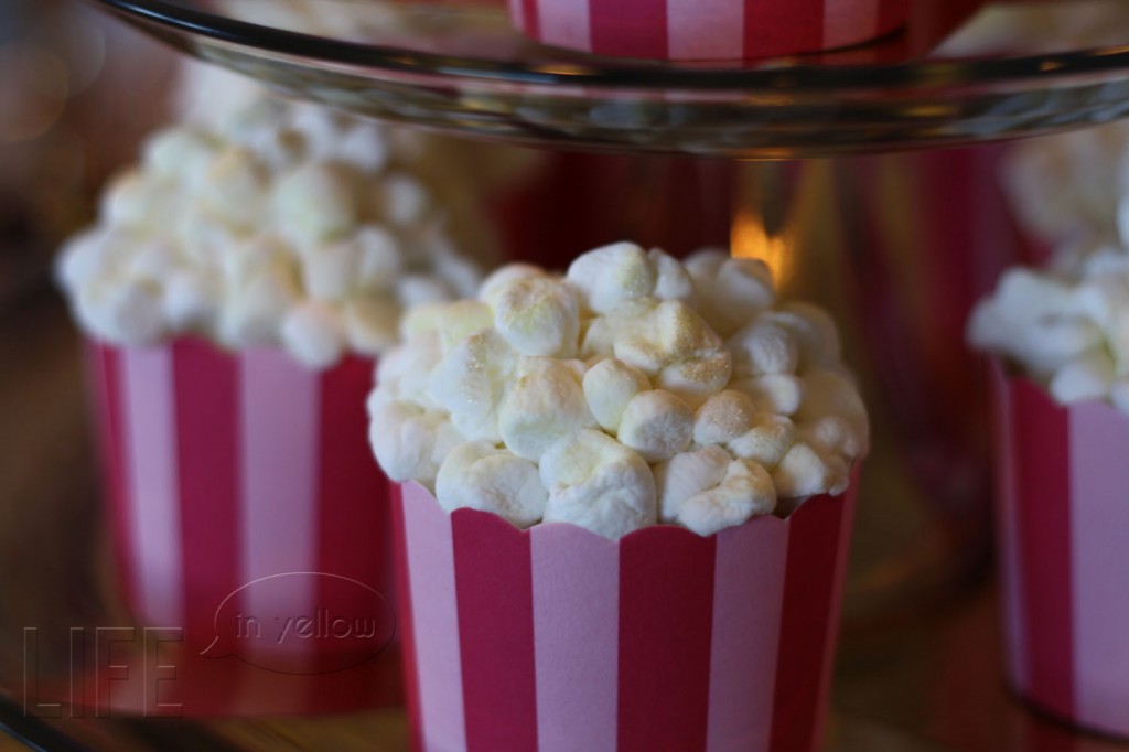 "popcorn" cupcakes for a pink and gold Oscar party | 29thandDelight.com